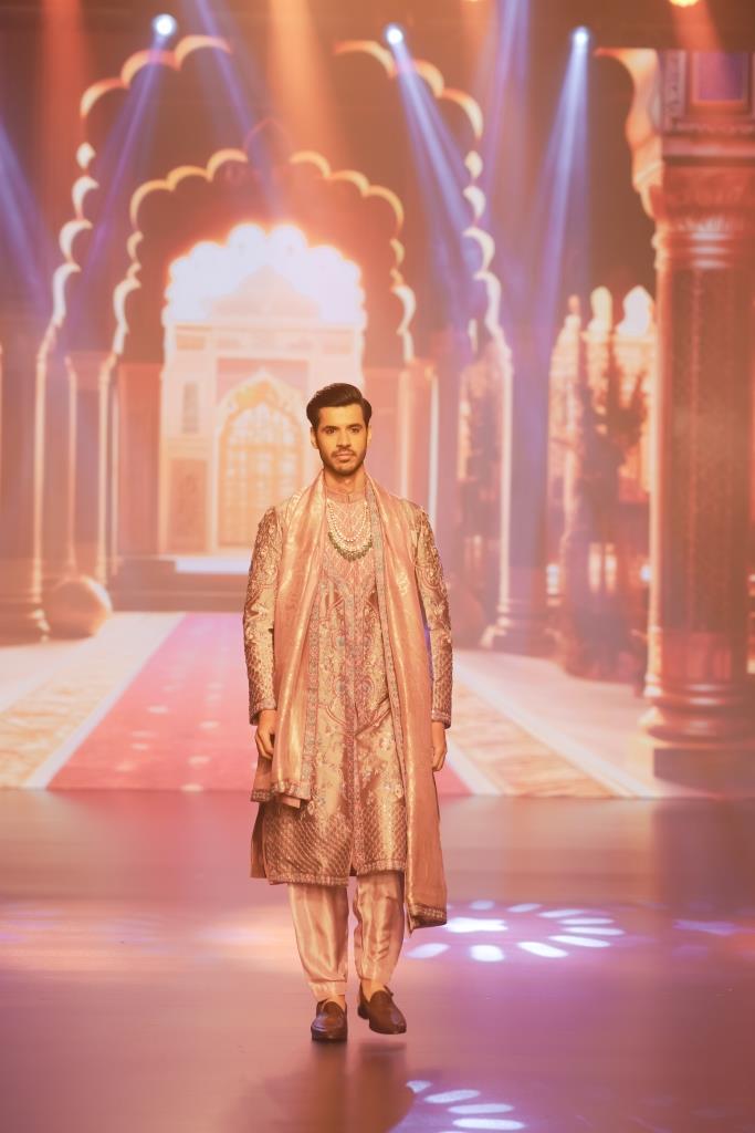 Opulent Zardozi Sherwani: Artisan-Crafted Onion Pink Ensemble