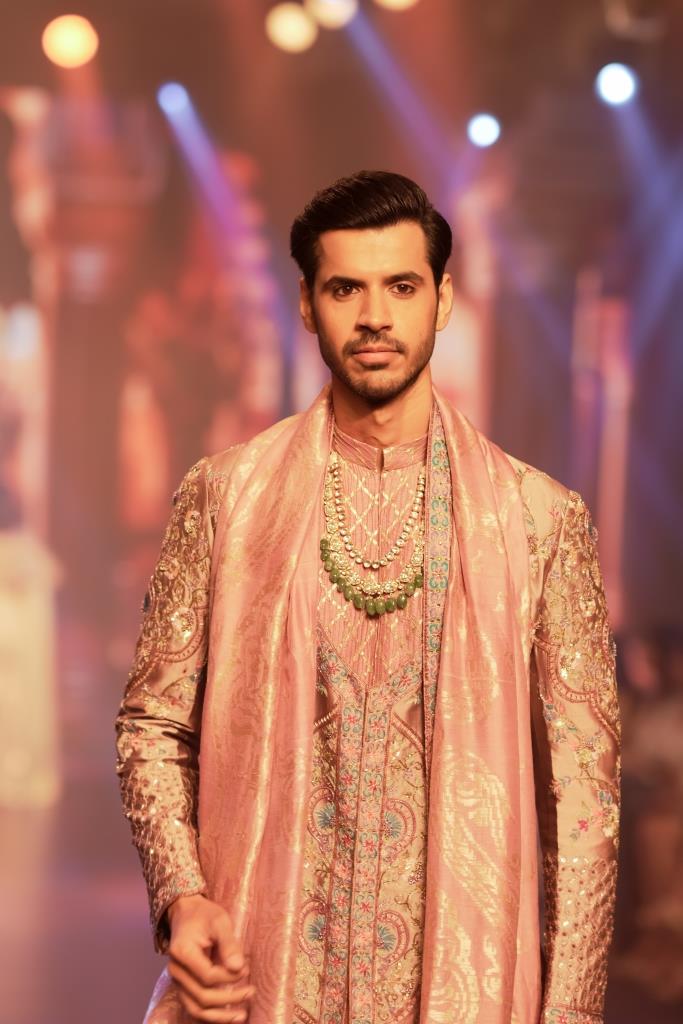 Opulent Zardozi Sherwani: Artisan-Crafted Onion Pink Ensemble